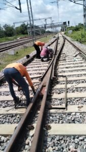 ट्रैन एक लाइन से दूसरी लाइन पर कैसे आ जाती है? 4 ट्रैन एक लाइन से दूसरी लाइन पर कैसे आ जाती है?